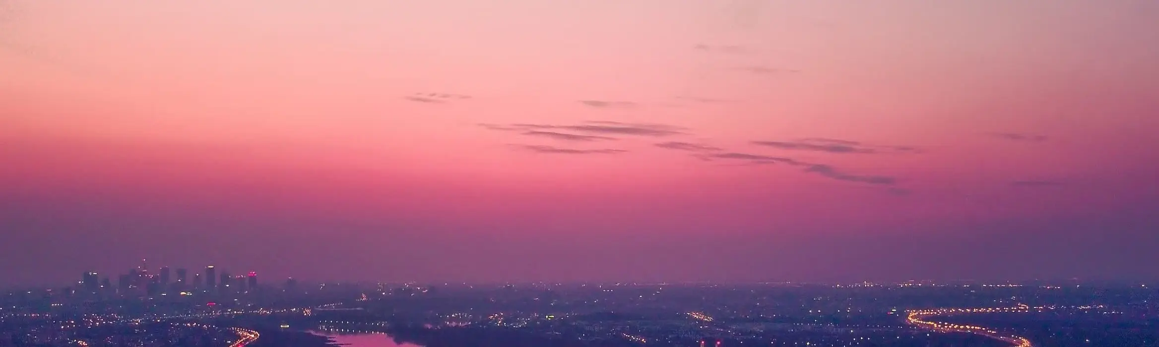 Paisaje rosa con ciudad en el fondo