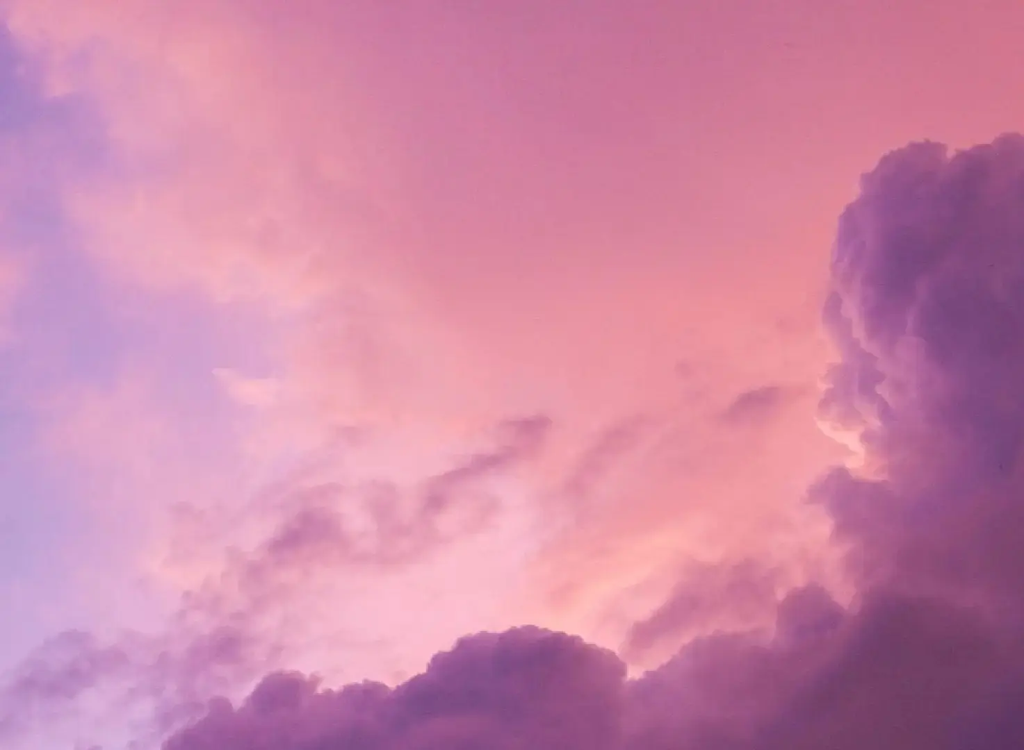 Cielo rosa con nubes sobre el mar en Donostia